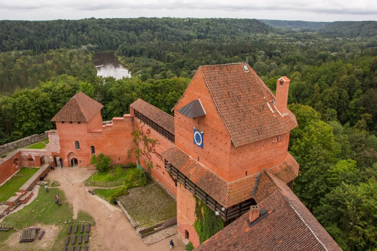 Cik labi pazīsti Latvijas pilis un muižas?